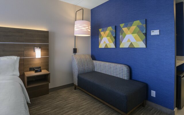 Holiday Inn Express & Suites North Bay, an IHG Hotel