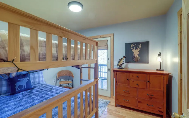 Blowing Rock Escape w/ Covered Deck & Fire Pit