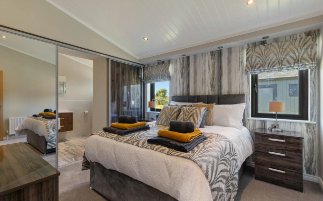 Dewin Bach - Luxury Lodge, Hot Tub, Close to Beach