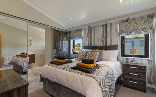 Dewin Bach - Luxury Lodge, Hot Tub, Close to Beach