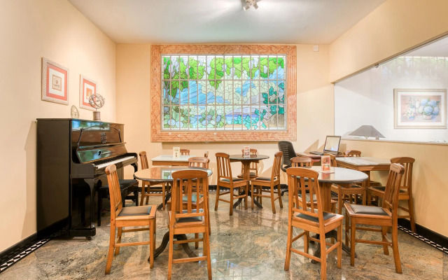Augusto's Copacabana Hotel