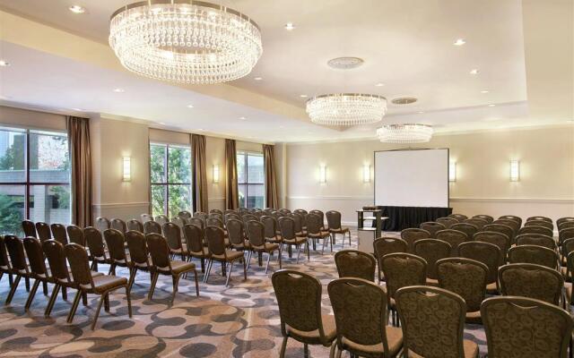 DoubleTree Suites by Hilton Hotel Boston - Cambridge