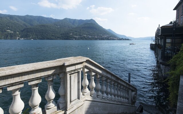Altido Wood and White With Lake View