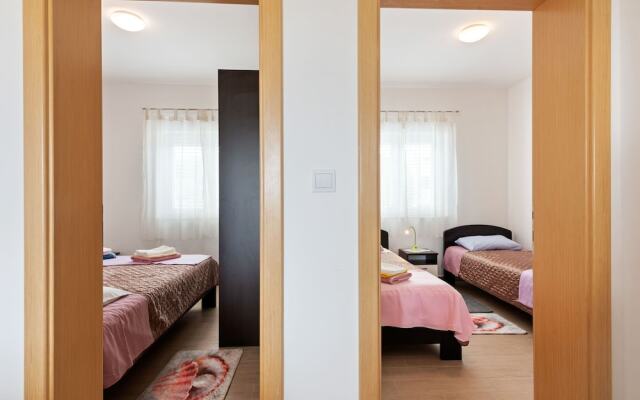 Simplistic Apartment in Neviđane near Sea