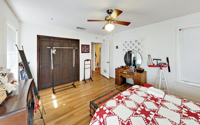 Light-Filled Charmer - 2 Br Home