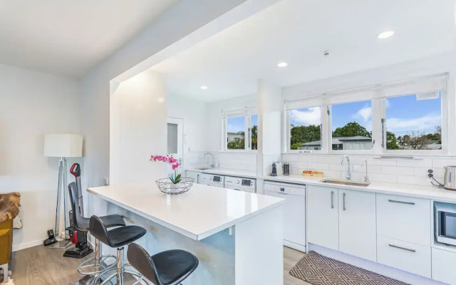 Freshly Renovated 3Br Ellerslie Home
