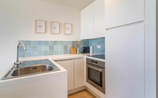 Moderne Studio Met Fantastisch Frontaal Zeezicht