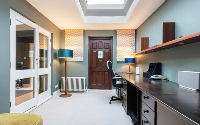 The Heart of Chelsea - Modern Bright 4bdr Home With Gym Parking Patio