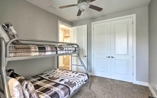 Luxury Downtown Moab Townhome w/ Pool Access!
