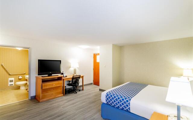 Econo Lodge Inn & Suites University