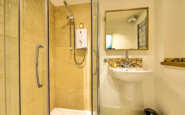 JOIVY Perfect Location! Charming Rose St Apt for Couples