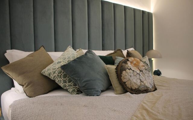 1940 Luxury Accommodations - 4 Diamante CAV