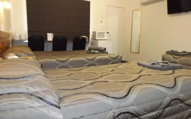 Three Moon Motel