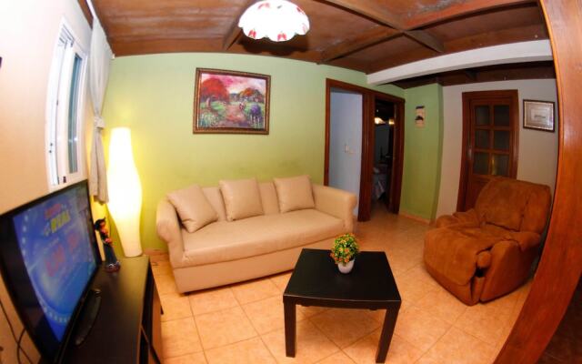 Apartamentos Hostal Cayuco Boramar