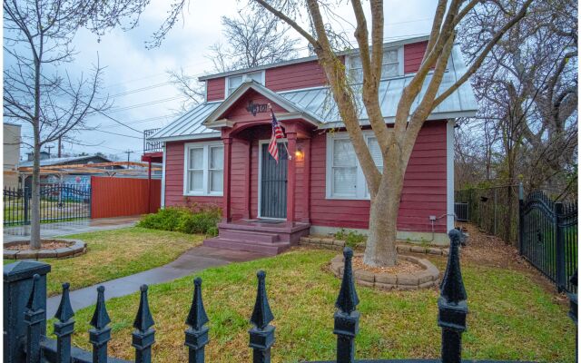 The Highland House 5BR Huge Patio 2 Miles to DT