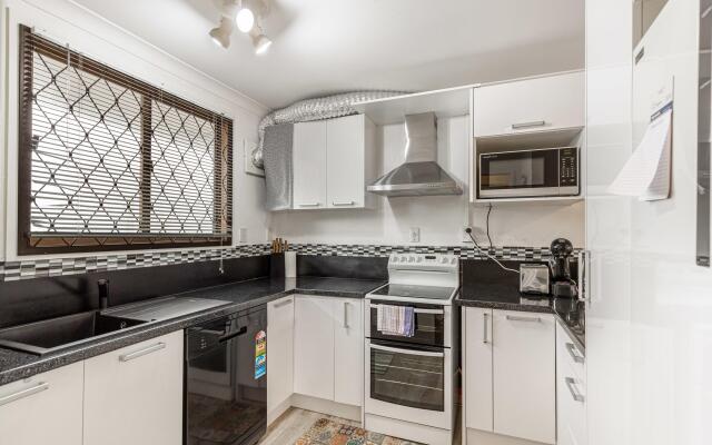 Lovely 2-Bedroom Apartment with Free Parking