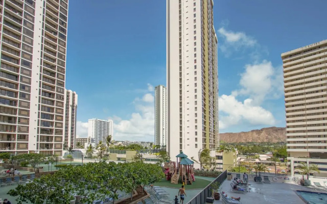 Waikiki Banyan - Pool View Tower 1 Suite 707