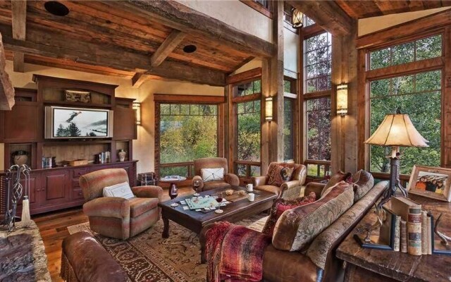Gold Mine Lodge 6 BedroomHoliday home By Moving Mountains