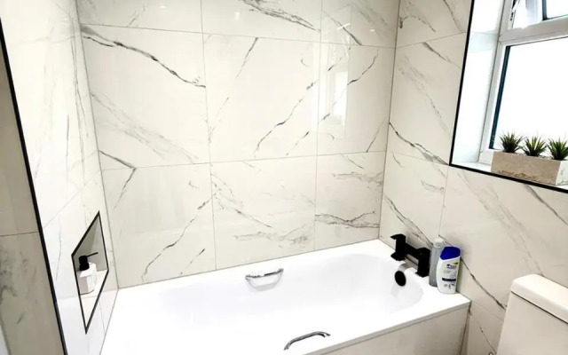 Luxurious Modern House With Garden Close To City Centre