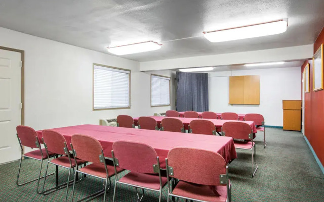 Motel 6-Fresno, CA - Yosemite Hwy