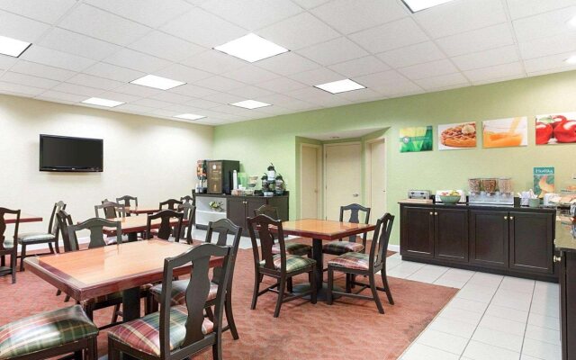 Quality Inn & Suites near Six Flags - Austell