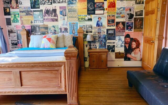 Blue Moon Guest House and Saloon