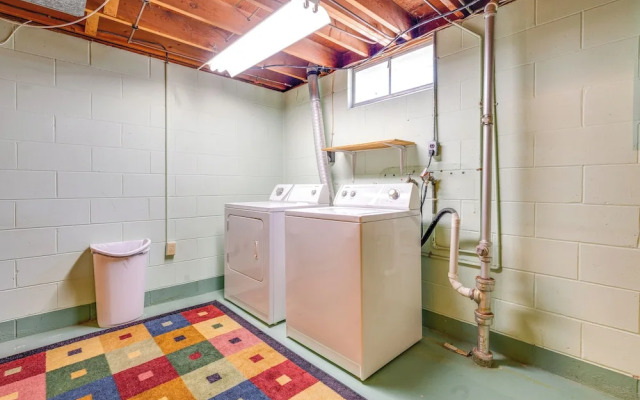 Pet-friendly Waterloo Abode w/ Deck!