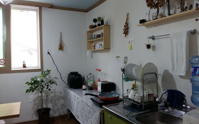 Happy Tour Guesthouse - Hostel