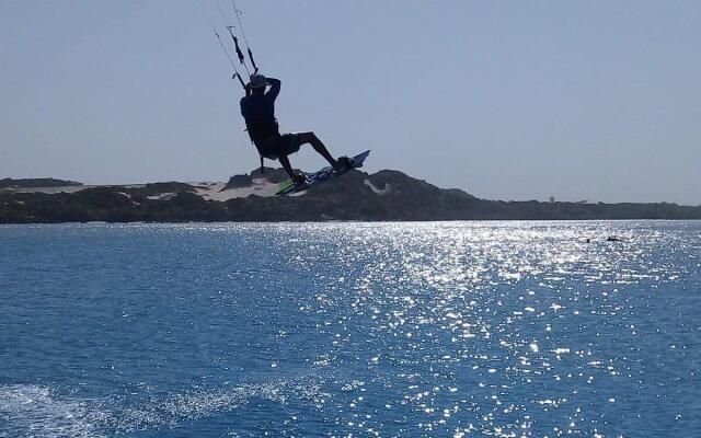2 QUARTOS em CONDOMÍNIO TRANQUILO com PISCINA Estacionamento coberto  PARQUINHO para CRIANCAS - Cozinha Completa, VENTILADO, nascente, AR CONDICIONADO  800m da praia do PORTO DAS DUNAS e BEACH PARQUE - Ceará