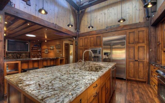 Bullhead Mountain Lodge - 8 Br Home