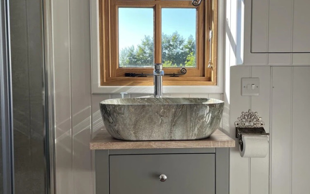 Robins Retreat - Orchard With hot tub - see Extras