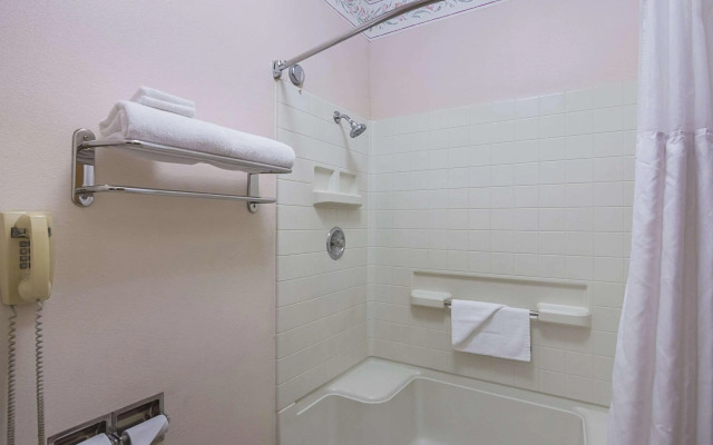 Quality Inn Fresno Yosemite Airport