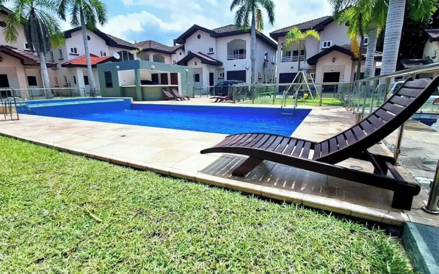 Stylish 3 Bedroom House Near Airport & Marina Mall