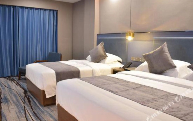 Liangjing Grand Hotel (Jingdezhen People's Square & Yuyaochang Park)