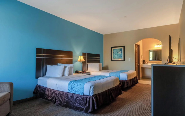 Moulton Inn &  Suites By OYO Near Shiner TX