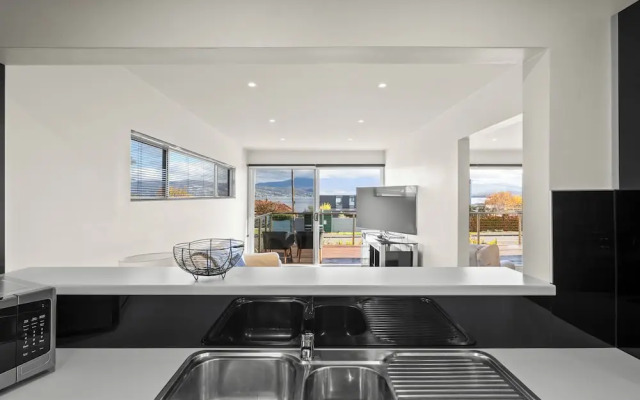 Tranquil Tranmere- City Views- 3 Bedroom