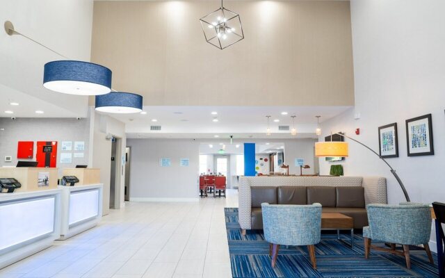 Holiday Inn Express & Suites Lake Forest, an IHG Hotel