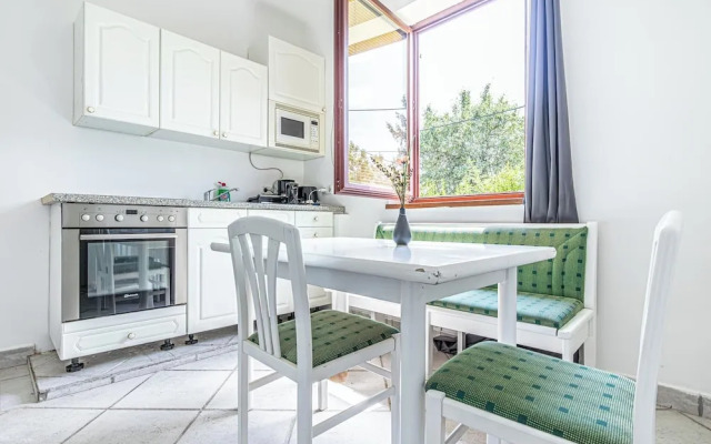 Cozy 3BR Apt with Garden Sleeps 10