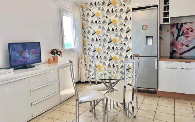 Charmant T 2 vue mer pied dans l'eau