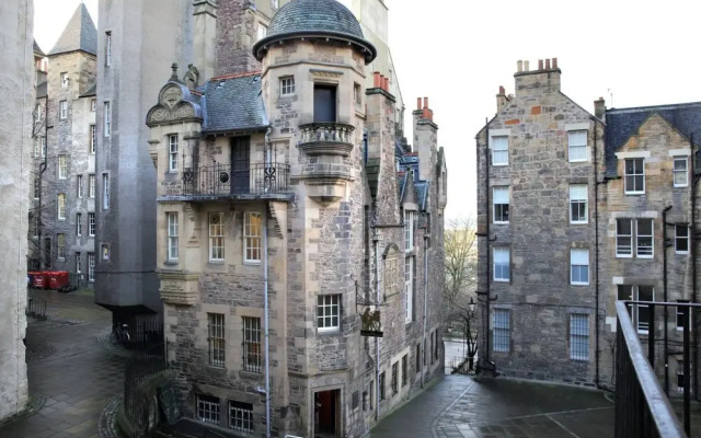 JOIVY Royal Mile Tower Apartment