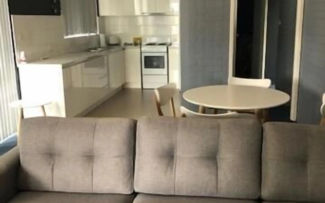 Bull 'n' Bush Hotel Motel