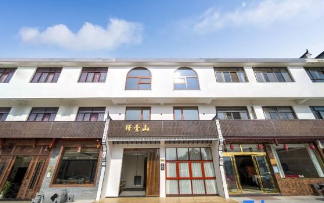 Zeyishan Homestay (Jiuhuashan Scenic Area Transfer Center)