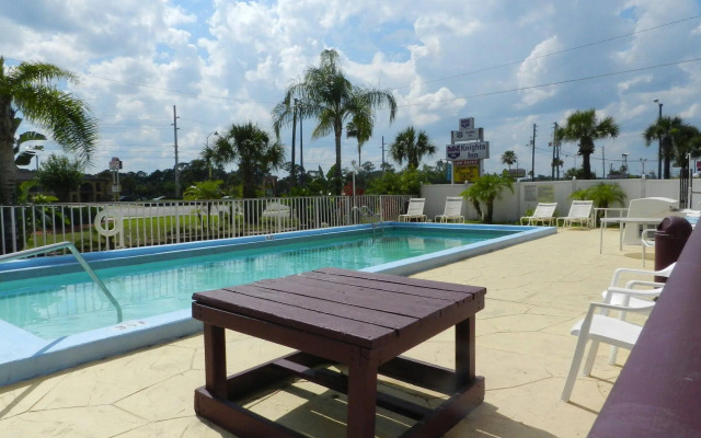 Maple Leaf Inn & Suites