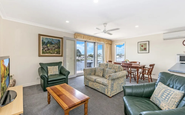 River Charm Apartment