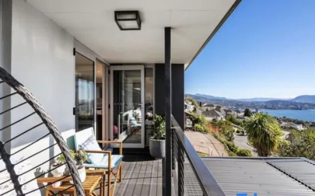 Nicolas Escape panoramic views luxury and space