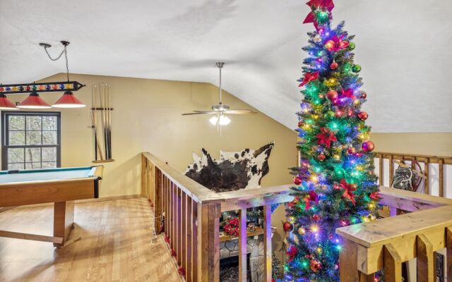 Bearfootin' 3 Bedroom Cabin by RedAwning