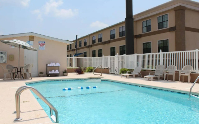 Travelodge by Wyndham Perry National Fairgrounds Area I-75