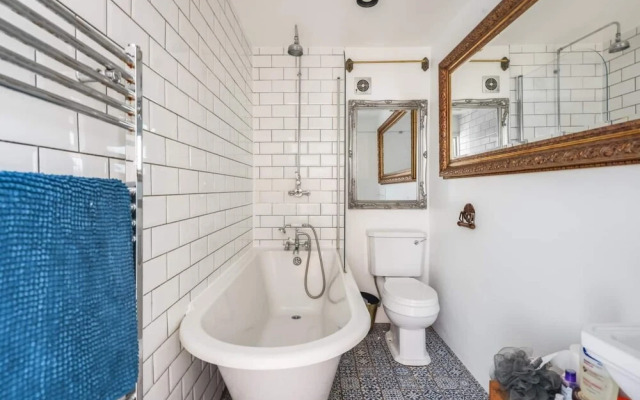 Gorgeous and Vibrant 3 Bedroom Apartment in London