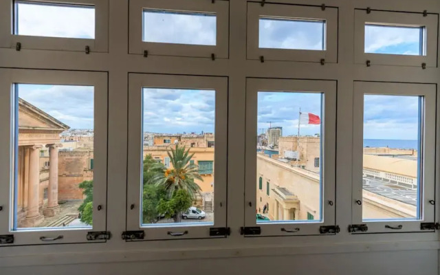 Square and Sea Views - 1 BR With Ensuite