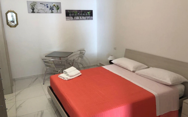 Room in Apartment - Two Flowers Guest House